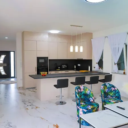 De Luxe Infinity * Bihać